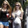 Emma Roberts sort du café Mauro de Fred Segal avec une amie à Los Angeles le 9 août 2011