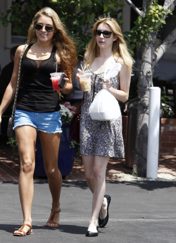 Emma Roberts sort du café Mauro de Fred Segal avec une amie à Los Angeles le 9 août 2011