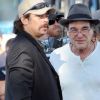 Benicio del Toro et Oliver Stone bavardent sur le tournage de Savages à Los Angeles le 26 juillet 2011