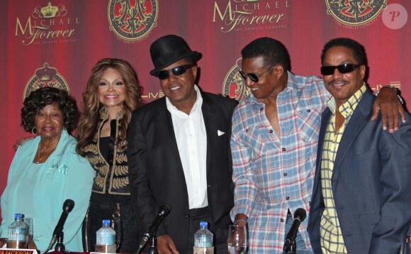 Katherine, LaToya, Tito, Marlon et Jackie Jackson annonce la tenue du concert hommage à Michael Jackson, à Beverly Hills, le 24 juillet 2011.
