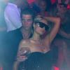 Paris Hilton, dans les bras de Michael Champion, au VIP Room de St-Tropez, le samedi 6 août 2011.