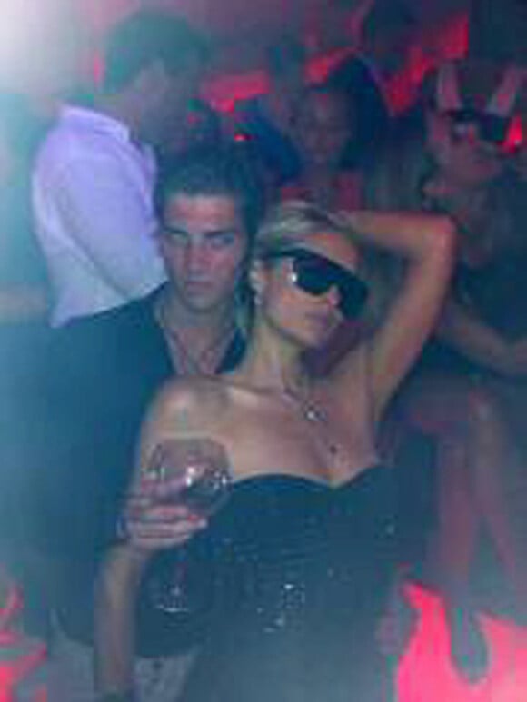 Paris Hilton, dans les bras de Michael Champion, au VIP Room de St-Tropez, le samedi 6 août 2011.