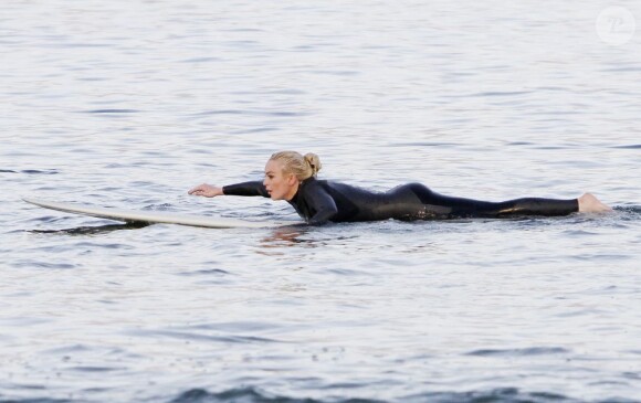 Lindsay Lohan fait du surf sur une plage de Malibu, mardi 16 août 2011.