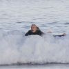 Lindsay Lohan fait du surf sur une plage de Malibu, mardi 16 août 2011.