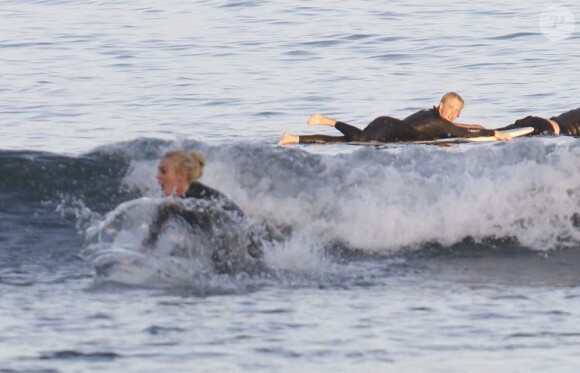 Lindsay Lohan fait du surf sur une plage de Malibu, mardi 16 août 2011.
