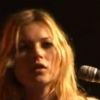 En 2006, Kate Moss interprète La belle et la bête avec les Babyshambles, le groupe de Pete Doherty, sur la scène de l'Élysée Montmartre.