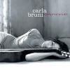 En 2002, l'album Quelqu'un m'a dit marque la reconversion de Carla Bruni en tant que chanteuse.