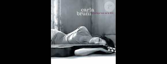 En 2002, l'album Quelqu'un m'a dit marque la reconversion de Carla Bruni en tant que chanteuse.