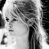 L'allié numéro un de Brigitte Bardot ? Un crayon noir et gras pour souligner ses yeux de biches. Son make-up smoky a fait le tour du monde. Et avec ça, elle n'avait ni besoin de blush, ni de rouge à lèvres. 