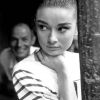 Audrey Hepburn, l'un des plus beaux regards du cinéma hollywoodien. Avec un simple trait d'eyeliner et des cils XXL, la star est devenue une référence make-up.