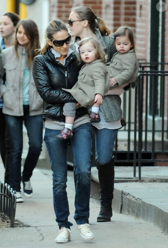 Sarah Jessica Parker avec ses jumelles Marion et Tabitha à  New York en avril 2011