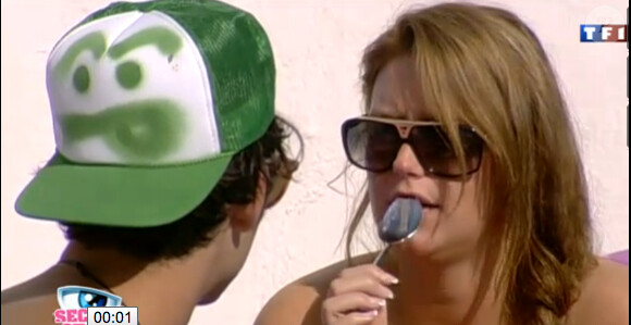 Aurélie et Simon discuttent stratégie, dans Secret Story 5