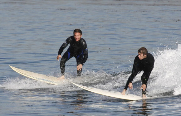 Sean Penn faisant du surf avec son fils Hopper le 23 janvier 2011