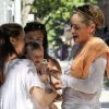 Alicia Silverstone présente son fils Bear Blu à Sharon Stone sur le tournage du film Gods Behaving Badly. New York, 22 août 2011