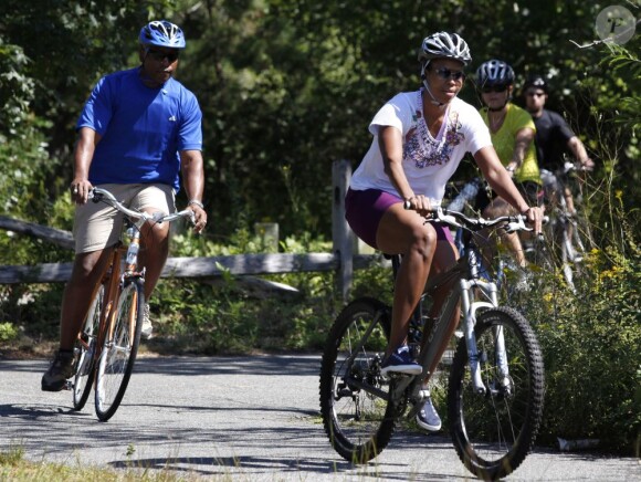 Barack Obama en vacances entouré de sa femme MIchelle, de Sasha et Malia, leurs filles, sur l'île de Martha's Vineyard le 23 août 2011