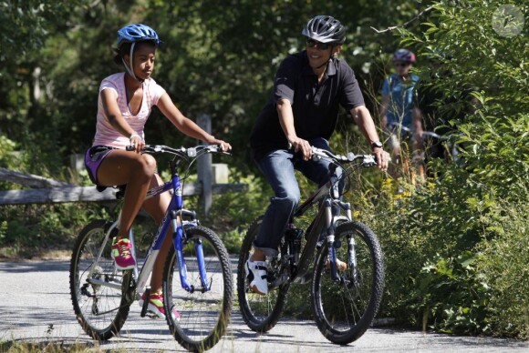 Barack Obama en vacances entouré de sa femme MIchelle, de Sasha et Malia, leurs filles, sur l'île de Martha's Vineyard le 23 août 2011