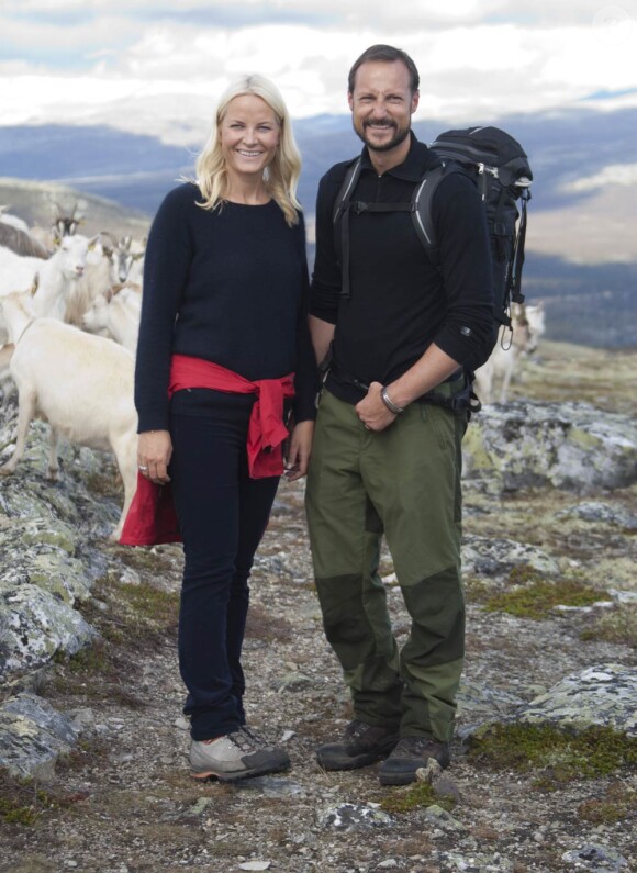 Le prince Haakon et la princesse Mette-Marit de Norvège en randonnée sur le mont Pika le 23 août 2011, dans le comté d'Hedmark.