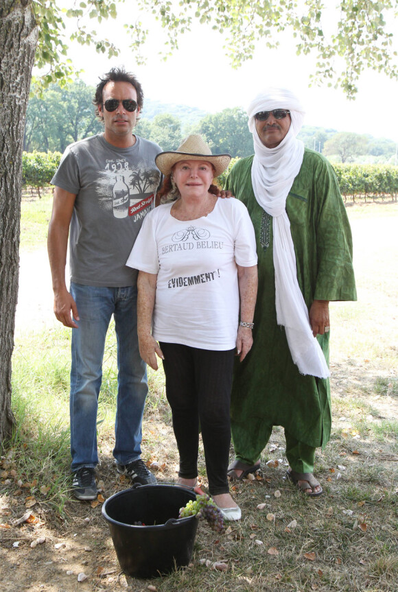 Régine entouée par Anthony Delon et Mohamed Ixa lors des Vendanges du Désert, au domaine Bertaud-Belieu à Gassin, le 26 août 2011