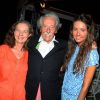 Jean Rochefort, sa femme et sa fille lors du dîner et la vente aux enchères organisés au profit des Vendanges du Désert au domaine de Bertaud-Belieu, le 26 août 2011 à Gassin.
