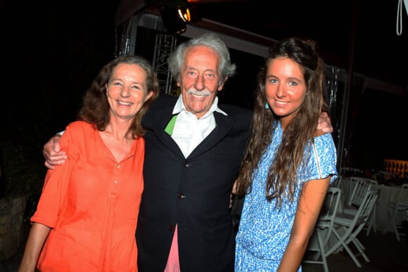 Jean Rochefort, sa femme et sa fille lors du dîner et la vente aux enchères organisés au profit des Vendanges du Désert au domaine de Bertaud-Belieu, le 26 août 2011 à Gassin.