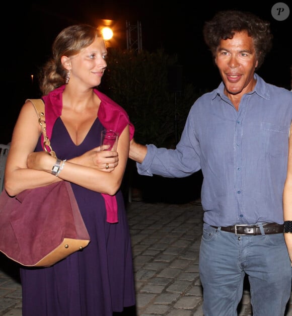 Igor Bogdanoff et sa femme enceinte Amélie de Bourbon Parme lors du dîner et la vente aux enchères organisés au profit des Vendanges du Désert au domaine de Bertaud-Belieu, le 26 août 2011 à Gassin.