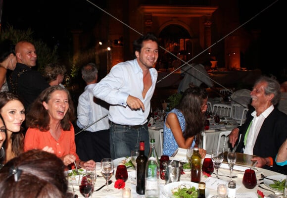 Edouard Baer fait hurler de rire toute sa table lors du dîner et la vente aux enchères organisés au profit des Vendanges du Désert au domaine de Bertaud-Belieu, le 26 août 2011 à Gassin.