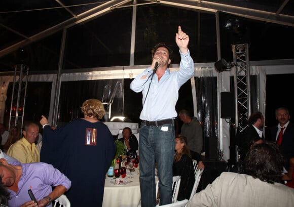 Edouard Baer lors du dîner et la vente aux enchères organisés au profit des Vendanges du Désert au domaine de Bertaud-Belieu, le 26 août 2011 à Gassin.