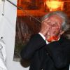 Edouard Baer fait pleurer de rire Jean Rochefort lors du dîner et la vente aux enchères organisés au profit des Vendanges du Désert au domaine de Bertaud-Belieu, le 26 août 2011 à Gassin.