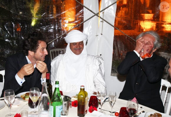 Edouard Baer fait pleurer de rire Jean Rochefort lors du dîner et la vente aux enchères organisés au profit des Vendanges du Désert au domaine de Bertaud-Belieu, le 26 août 2011 à Gassin.