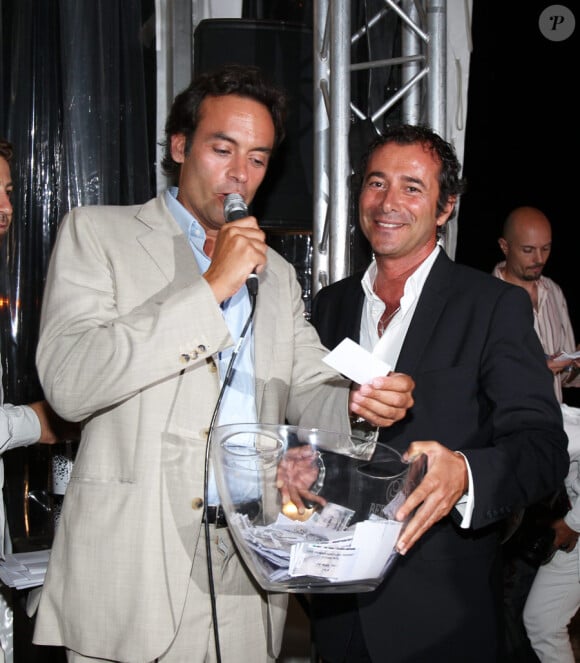 Anthony Delon et Bernard Montiel lors du dîner et la vente aux enchères organisés au profit des Vendanges du Désert au domaine de Bertaud-Belieu, le 26 août 2011 à Gassin.