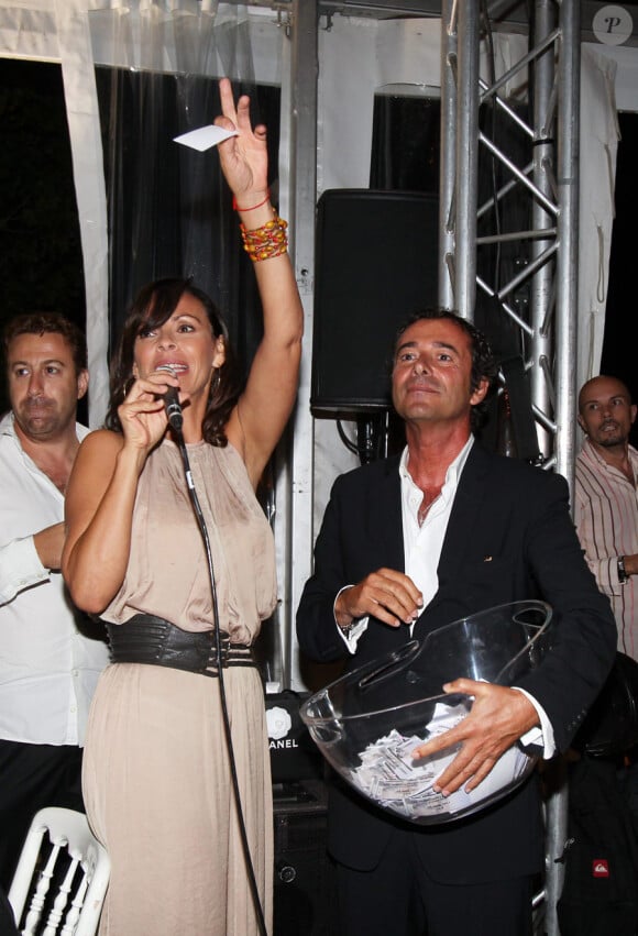 Mathilda May et Bernard Montiel lors du dîner et la vente aux enchères organisés au profit des Vendanges du Désert au domaine de Bertaud-Belieu, le 26 août 2011 à Gassin.