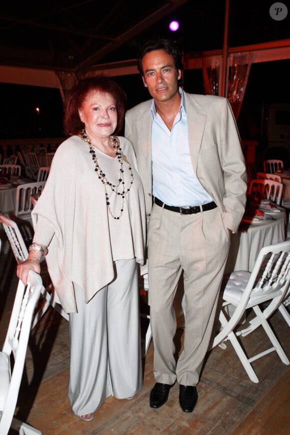 Régine et Anthony Delon lors du dîner et la vente aux enchères organisés au profit des Vendanges du Désert au domaine de Bertaud-Belieu, le 26 août 2011 à Gassin.