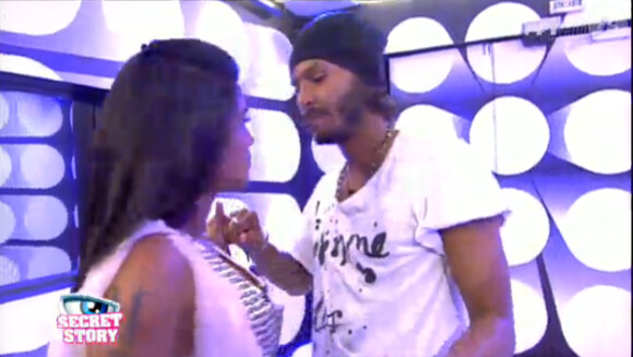 Dans le sas, Ayem n'en revient pas d'être sauvée face à Daniel (quotidienne du samedi 27 août 2011).
