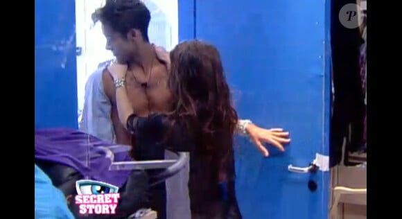 Pendant cette dernière journée avant leur probable élimination, Juliette et Simon ne se quittent plus (quotidienne du samedi 27 août 2011).