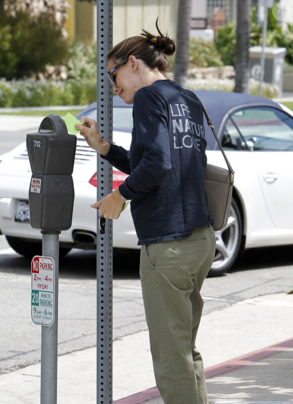Jennifer Garner dans les rues de Los Angeles le 27 août 2011 dévoile légèrement son ventre rond de femme enceinte.