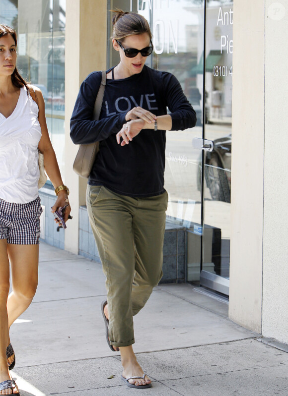 Jennifer Garner dans les rues de Los Angeles le 27 août 2011 dévoile légèrement son ventre rond de femme enceinte.