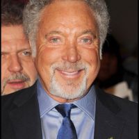 Tom Jones : sorti du service des urgences, il reste hospitalisé...