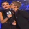 Après avoir interviewé Justin Bieber, la sublime Selena Gomez reçoit un bisous surprise de son petit ami !