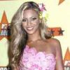 Beyoncé aime beaucoup trop le rose ! A tel point qu'elle ne regarde même plus si la forme de la robe met en valeur sa silhouette. Cette tenue laisse perplexe ! Los Angeles, 4 juin 2001