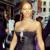Beyoncé moule encore un peu trop sa plastique sulfureuse dans cette robe très dénudée. Los Angeles, 8 juin 2003