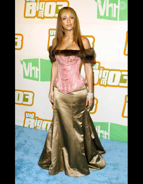 Notre fashion police ne pouvait pas passer à côté de cette infraction ! Beyoncé va beaucoup trop loin avec cette robe bustier ornée de fourrure. Los Angeles, 21 novembre 2003