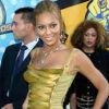 Beyoncé se laisse aller avec cette robe vert kaki à ruban... Pas convaincu ! Los Angeles, 2 juin 2003
