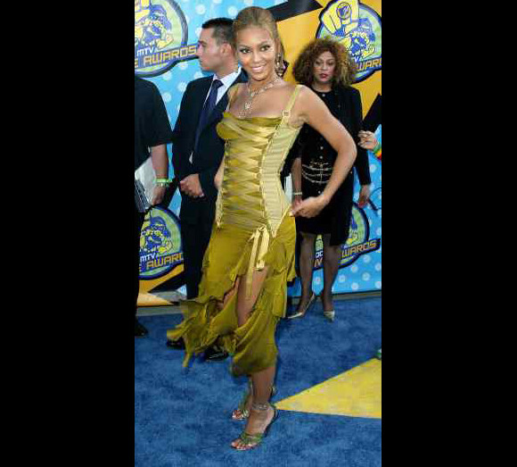 Beyoncé se laisse aller avec cette robe vert kaki à ruban... Pas convaincu ! Los Angeles, 2 juin 2003