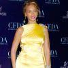 Cette robe satinée jaune ne met pas du tout la silhouette de Beyoncé en valeur. New York, 7 juin 2004