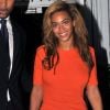 Beyoncé est une femme épanouïe qui sait désormais comment mettre en valeur sa silhouette de déesse. Elle a remplacé le rose par le orange qui sublime son teint hâlé. Miami, 20 octobre 2010
