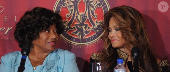 Katherine et Latoya Jackson à la conférence de presse pour annoncer le concert Michael Forever, à Beverly Hills, le 25 juillet 2011.