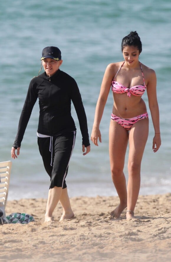 Exclu : Madonna et sa fille, la magnifique Lourdes, en maillot de bain sur la plage d'Anglet au Pays Basque le 13 aout 2011.