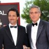 George Clooney en Armani et Grant Heslov lors de l'avant-première du film Les Marches du pouvoir en ouverture du festival de Venise le 31 août 2011
