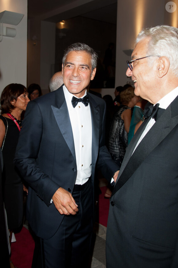 George Clooney en Armani lors de l'avant-première du film Les Marches du pouvoir en ouverture du festival de Venise le 31 août 2011