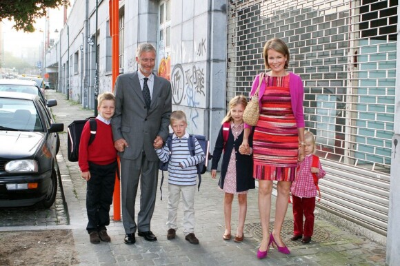 Le prince Philippe et la princesse Mathilde de Belgique ont emmené leurs quatre enfants, les princes Gabriel et Emmanuel ainsi que les princesses Elisabeth et Eléonore pour leur rentrée scolaire au Sinty-Jan-Berchmanscollege à Bruxelles, le 1e septembre 2011